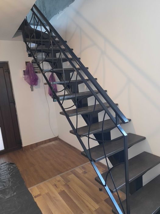 Scări interioare cu trepte din lemn masiv