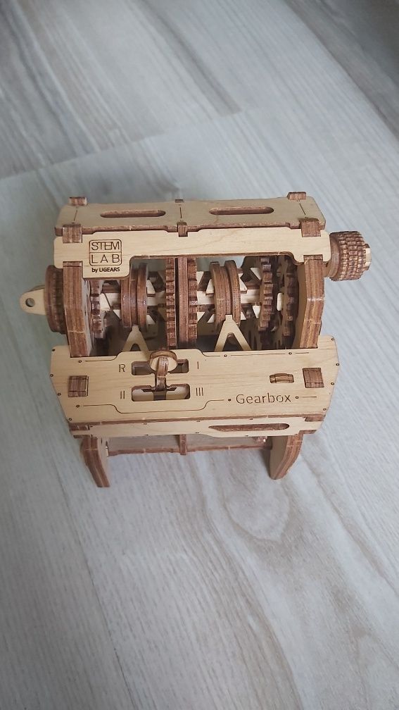 Vând puzzle 3D cutie viteză mecanică  Ugears