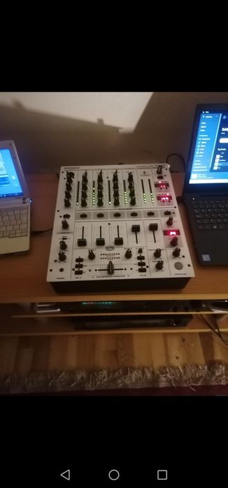 Behringer mixer djm 700