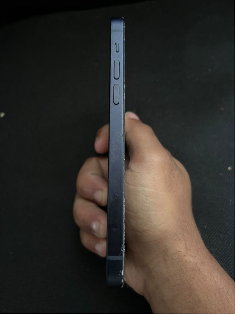 IPhone12 със леки следи от употребо