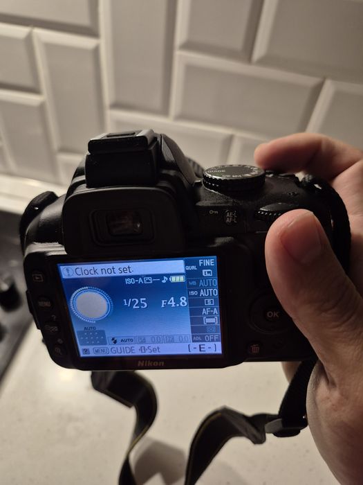 Nikon D3000 + obiectiv 18-55mm — ~5.000 cadre, stare excelentă