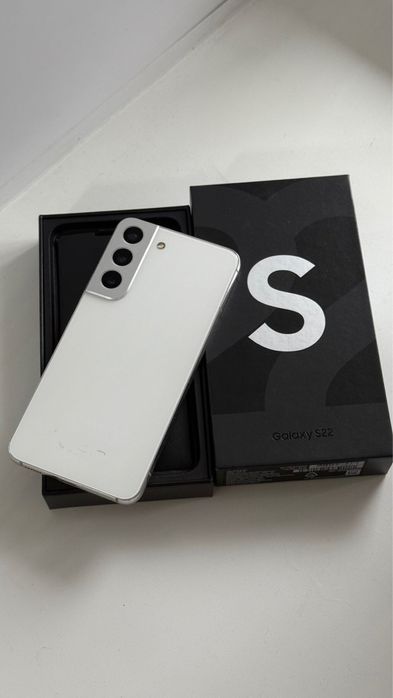 Продам Samsung Galaxy S22 в отличном состоянии.