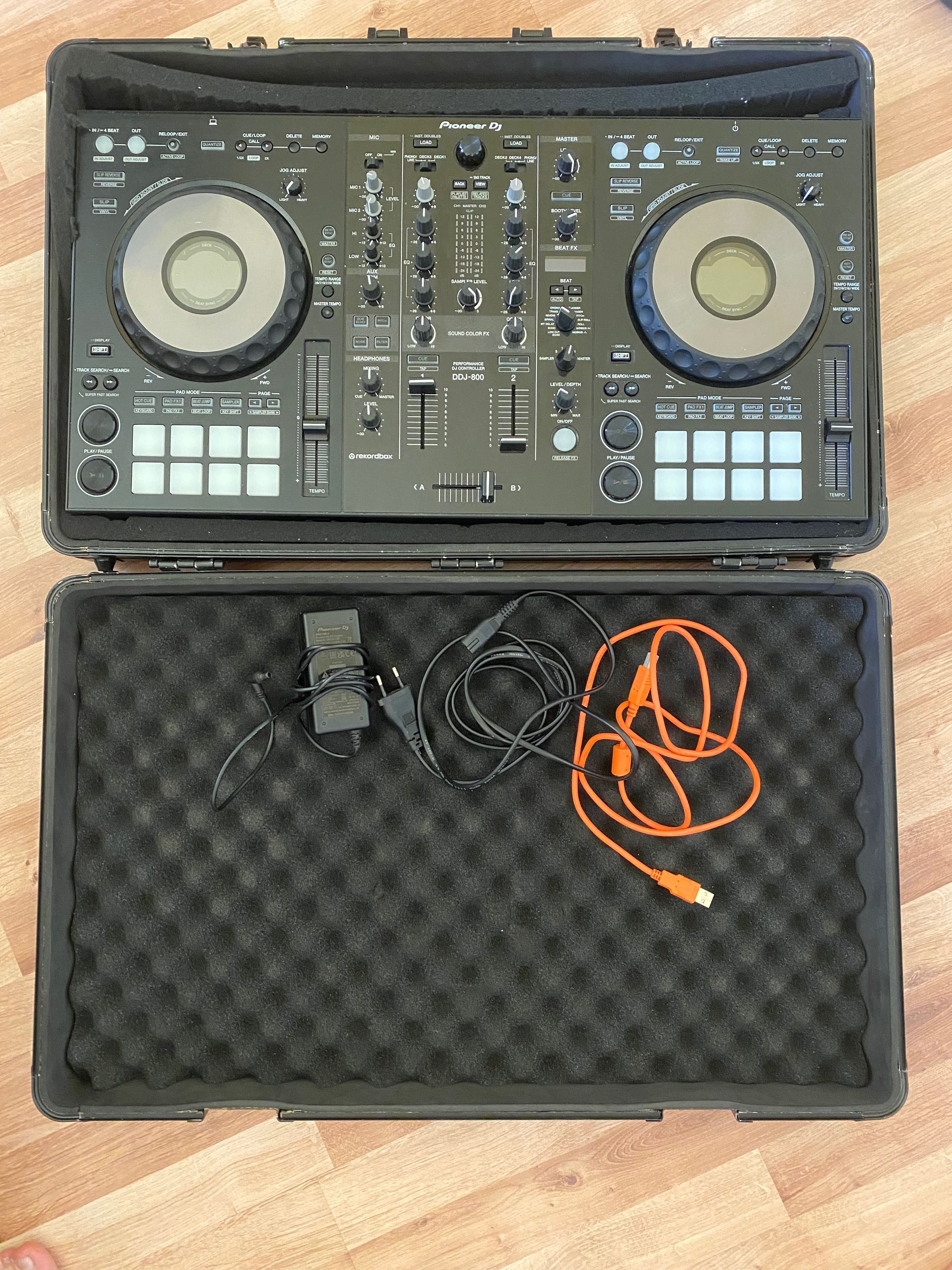 Pioneer DJ DDJ-800 + Magma case