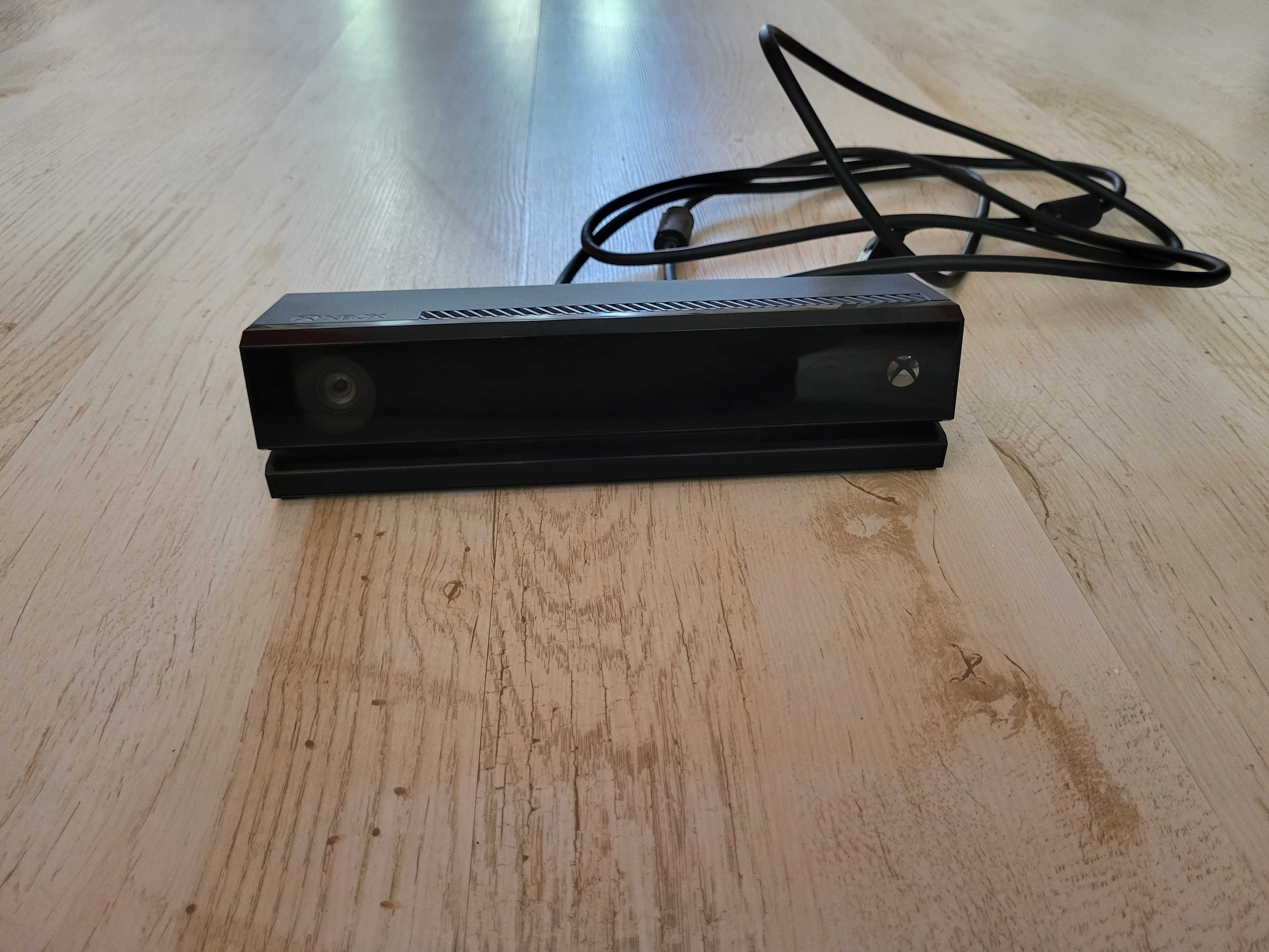 Xbox one cu Kinect si 2 controale