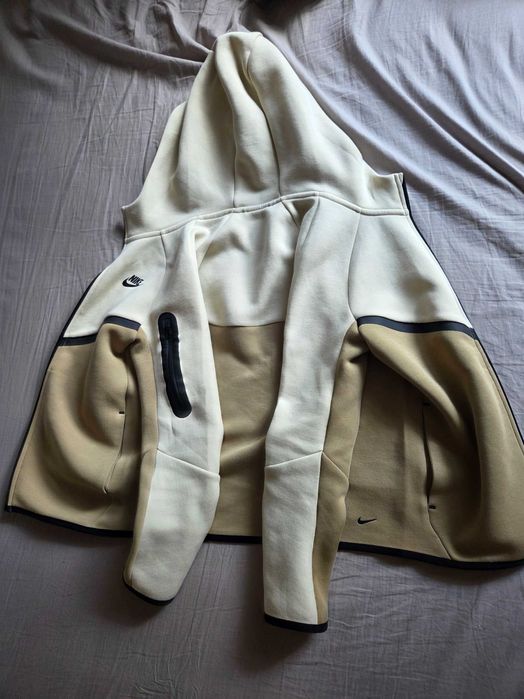Продавам оригинален nike tech fleece + подарък блуза и чорапи