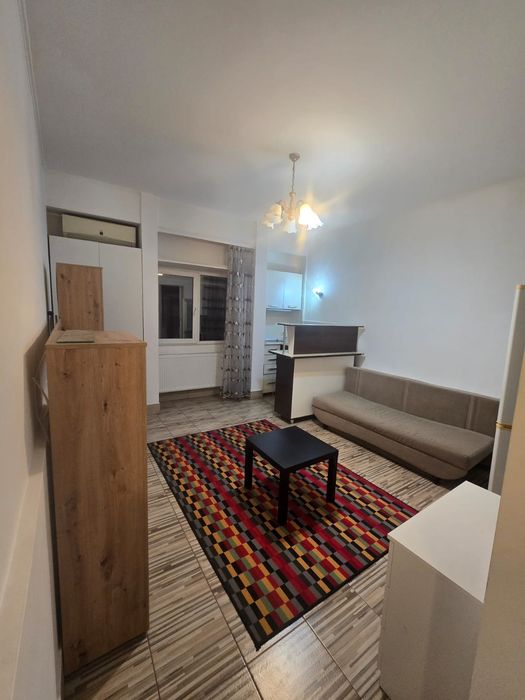 Închiriez garsoniera în centru,  vis-a-vis de biserica italiana