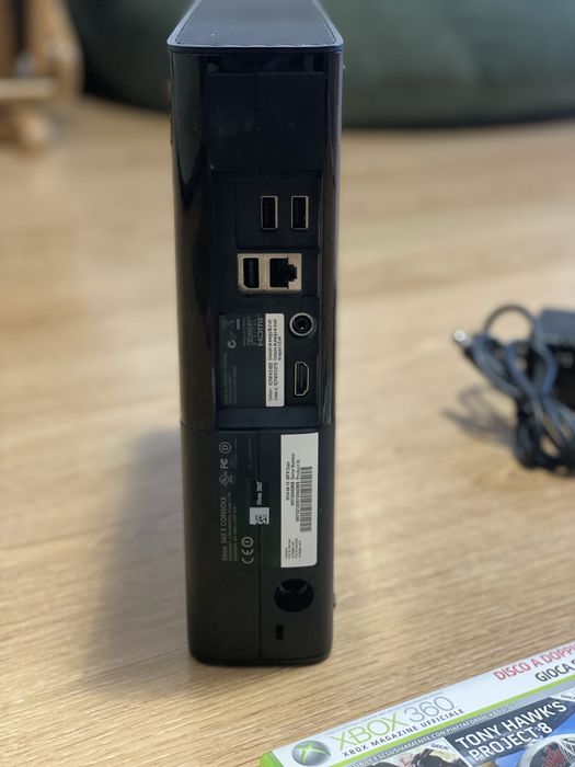 Consola XBOX 360 E (superslim)! Controller + Jocuri!