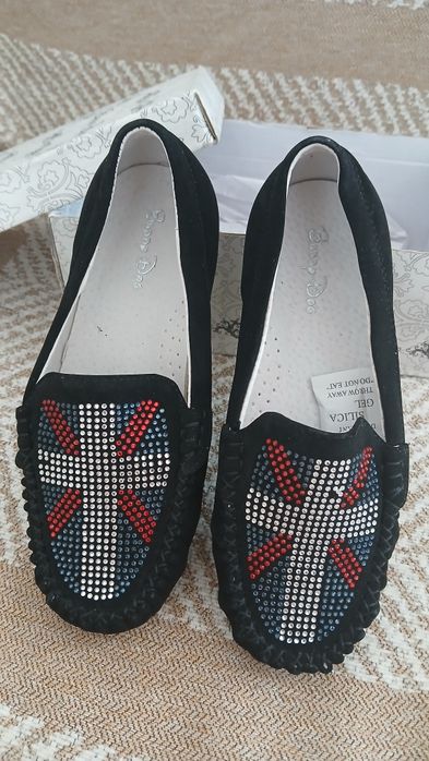 Замшаа на девочку,33 размер отдаю за 3000 тг,не ношенные!