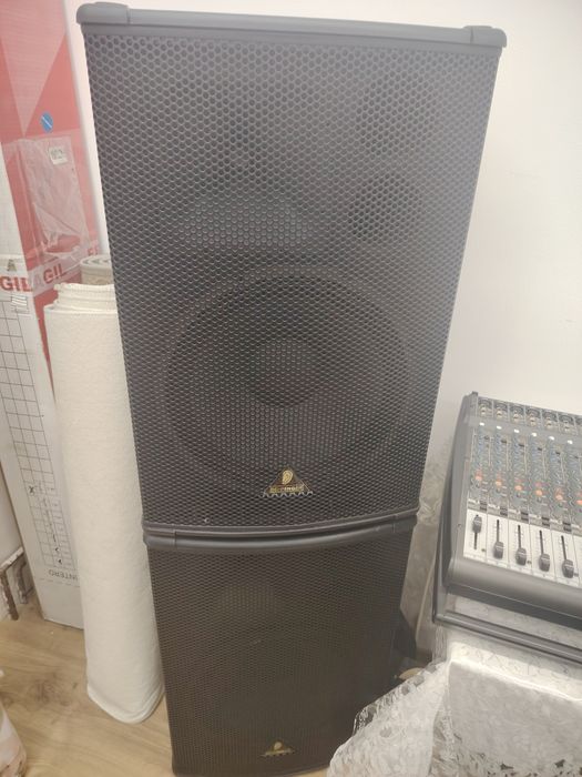 Mixer Behringer PMP 6000  cu doua boxe Behringer B1520 PRO Eurolive