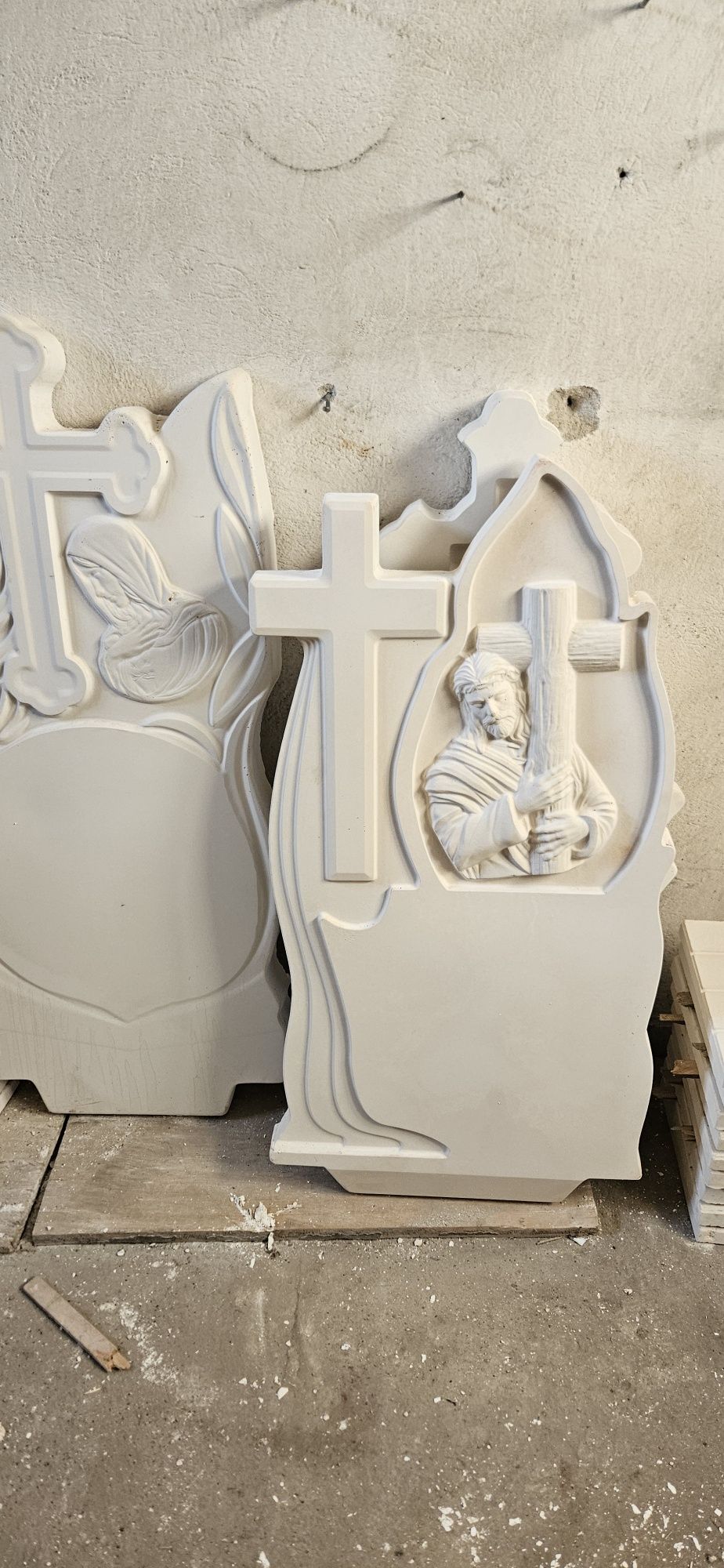 Ultima bucata! Cruci , monumente funerare ieftine