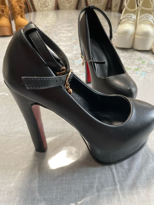 Женская обувь, черные каблуки