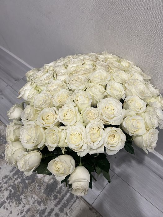 Красивый букет 101 белые розы