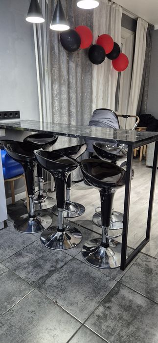 Продам барный стол со стульями