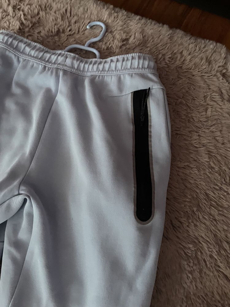 Pantaloni Nike tech baby blue,pret usor negocibail