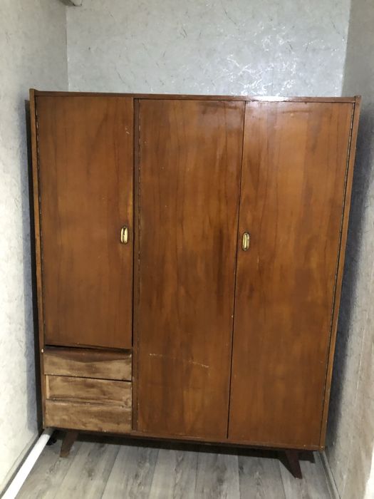 Шкаф старый буу состояние нормальное