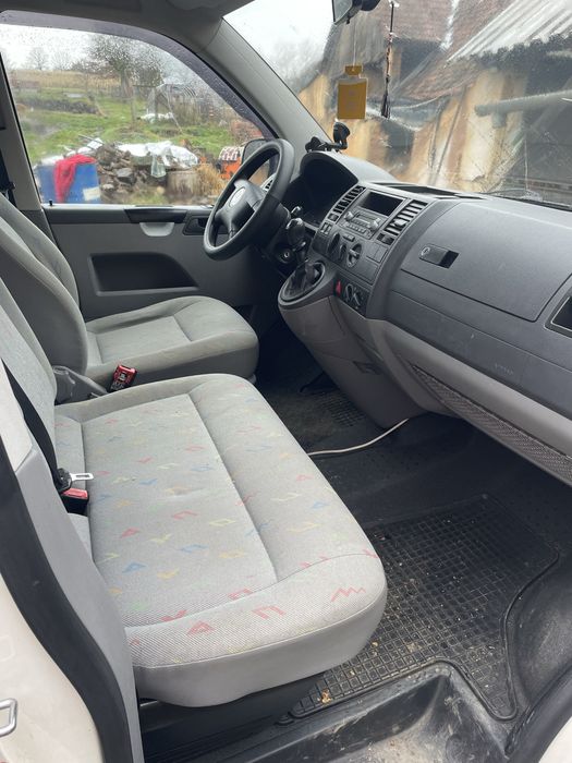 Vand wv t5 8+1 sau schimb cu nissan navara d40