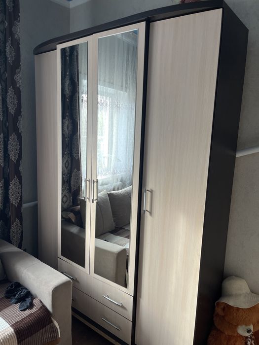 Шкаф 4-х дверный, в отлином состоянии