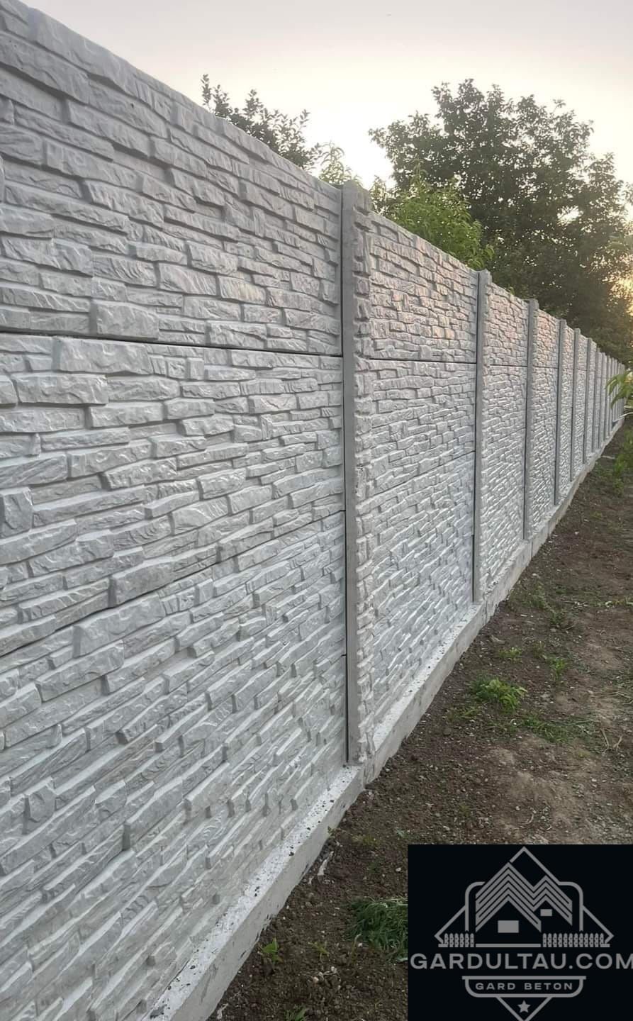 Gard din placi prefabricate de beton stâlpi montaj