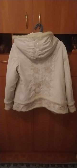 Куртка женская с красивой вышивкой.Цвет молочный.Размер46-48