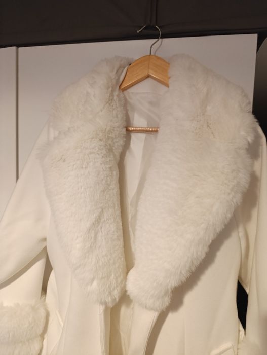 Бяло дълго елегантно палто