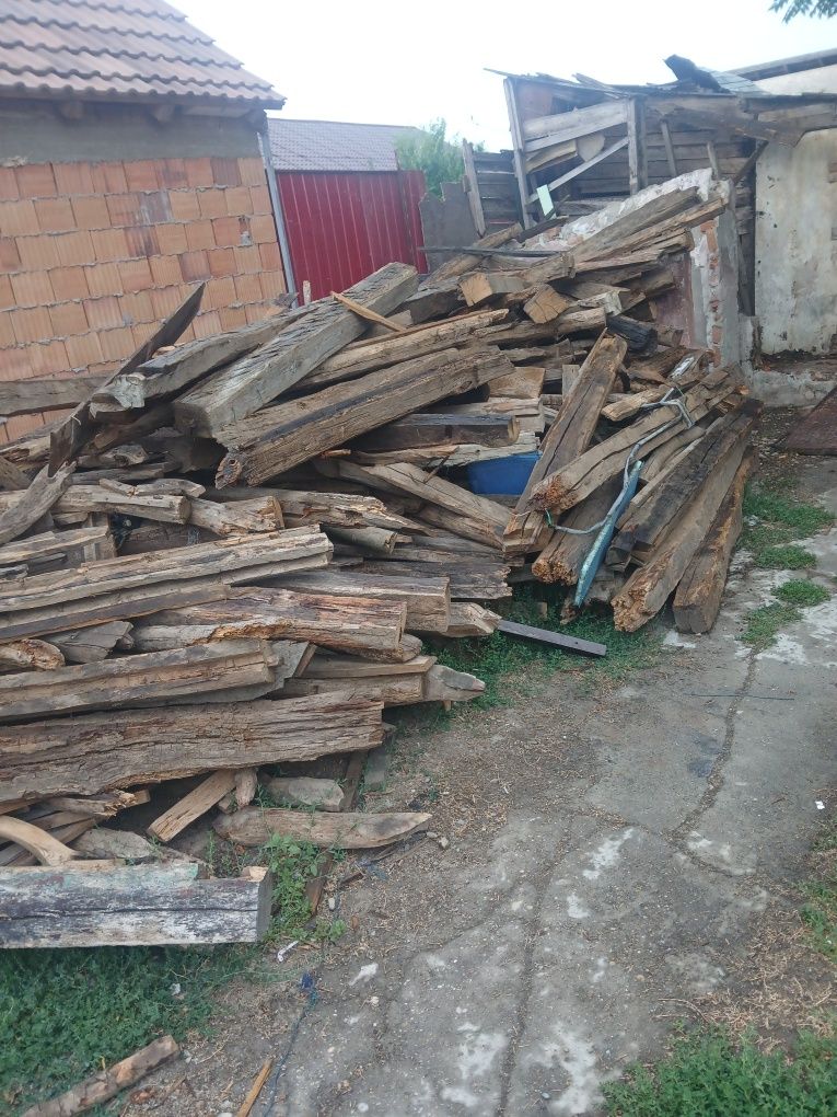 Lemn de foc  stejar este uscat și bun și.pentru al folosi la altceva