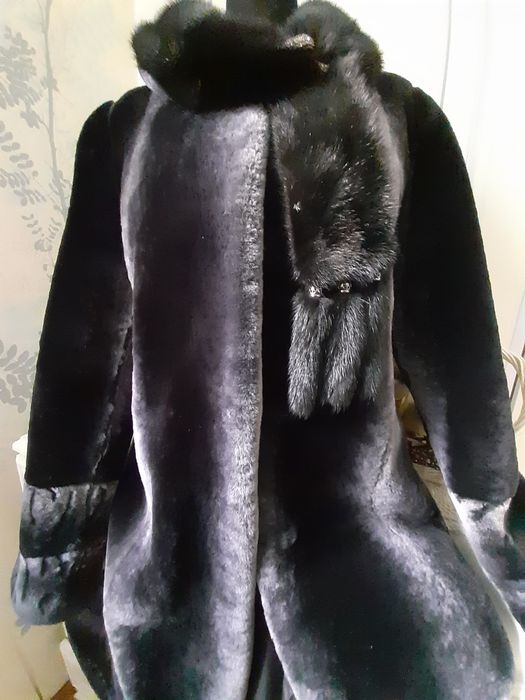 Шуба ,мутон,  воротник норка, размер 52-54 , новая.