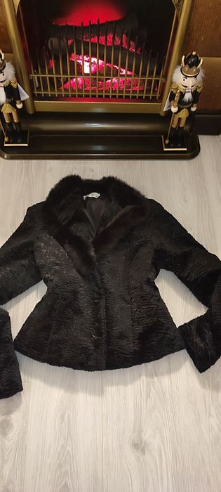 Blăniță neagră de astrahan, model modern, pana in talie, mărime M-L