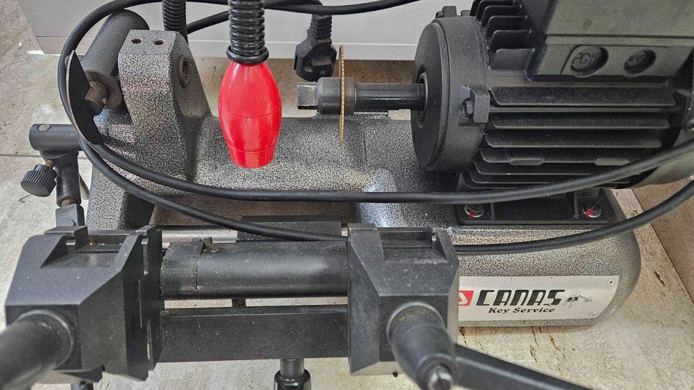 Ключарска машина за касови ключове Canas с приставка за Форд ключове