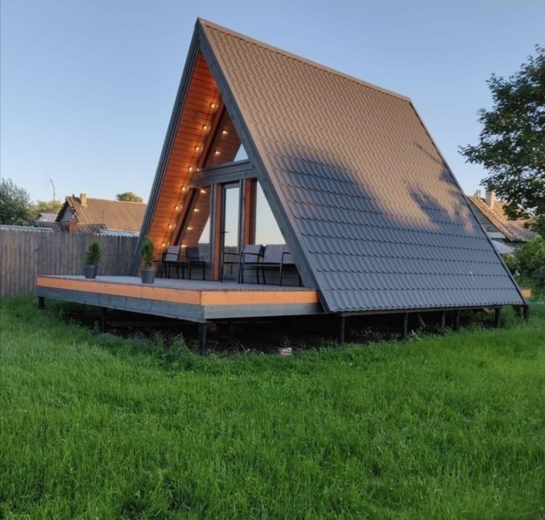 Cabane tip A frame, case din lemn rotund, foișoare magazii
