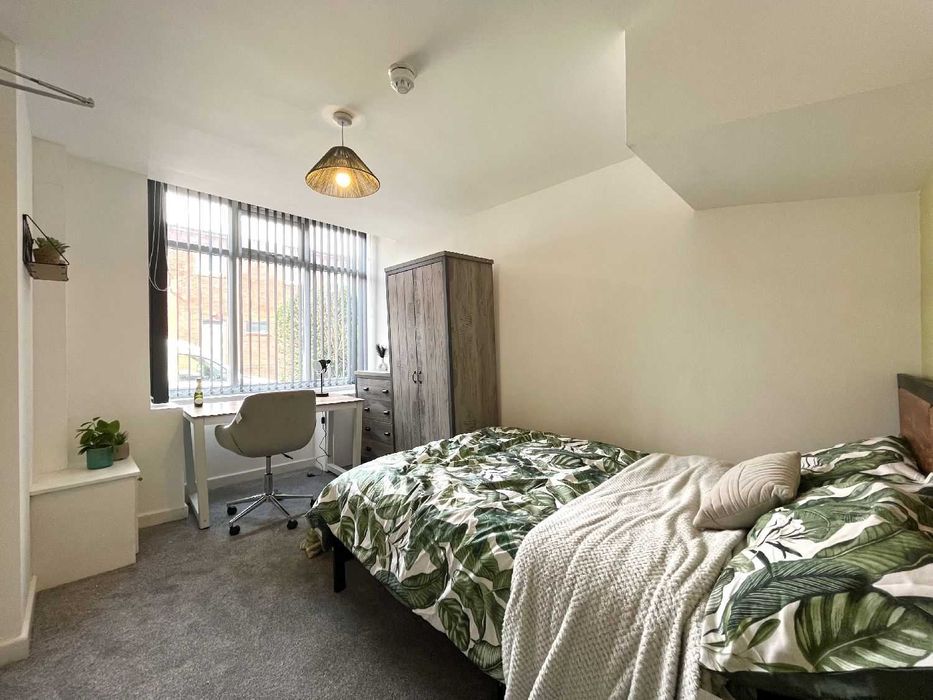 Дава се под наем Тристаен апартамент в София, Център - 89 кв.м за 509.49 € - Снимка #2