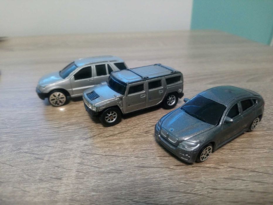 27 метални колички Hot Wheels / CARS + подарък