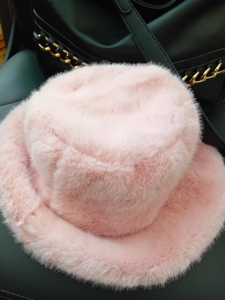 Пухкава дамска шапка в бледо розово