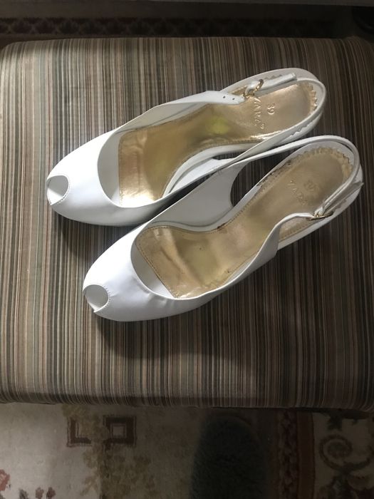 Обувки бели и много елегантни ЗАРА