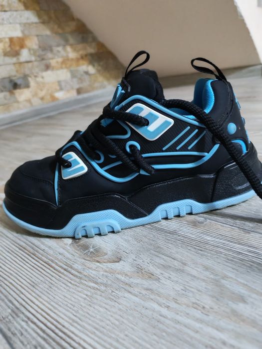 Adidași gryxx aproape noi