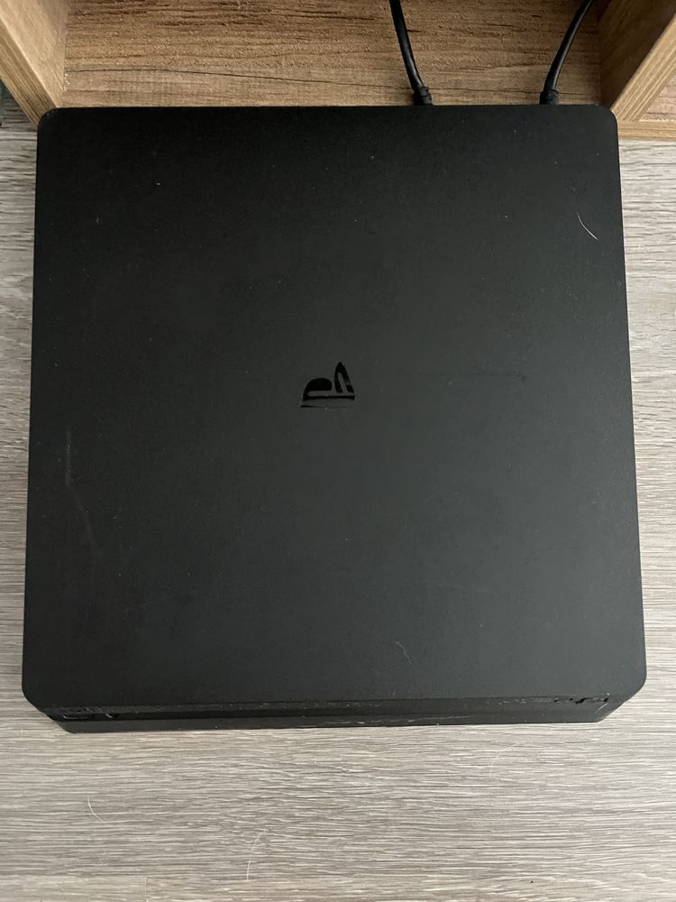 Продавам пс4 1тв с 7 игри