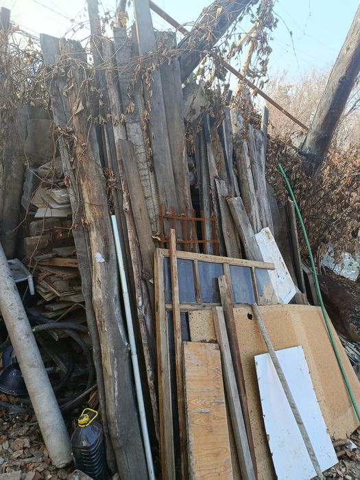 Сухие дрова доски