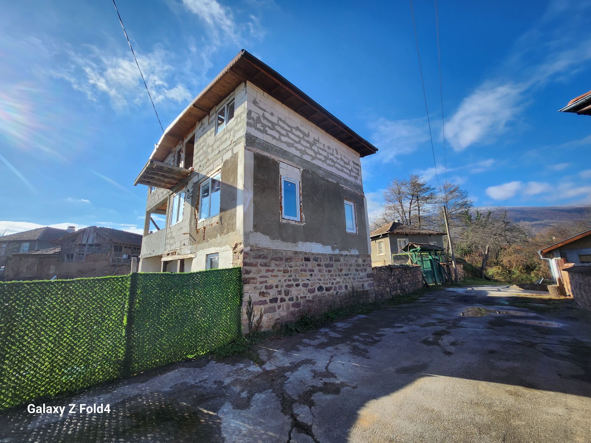 Къща в ремонт 180кв Ботевград село Радотина 70км от София