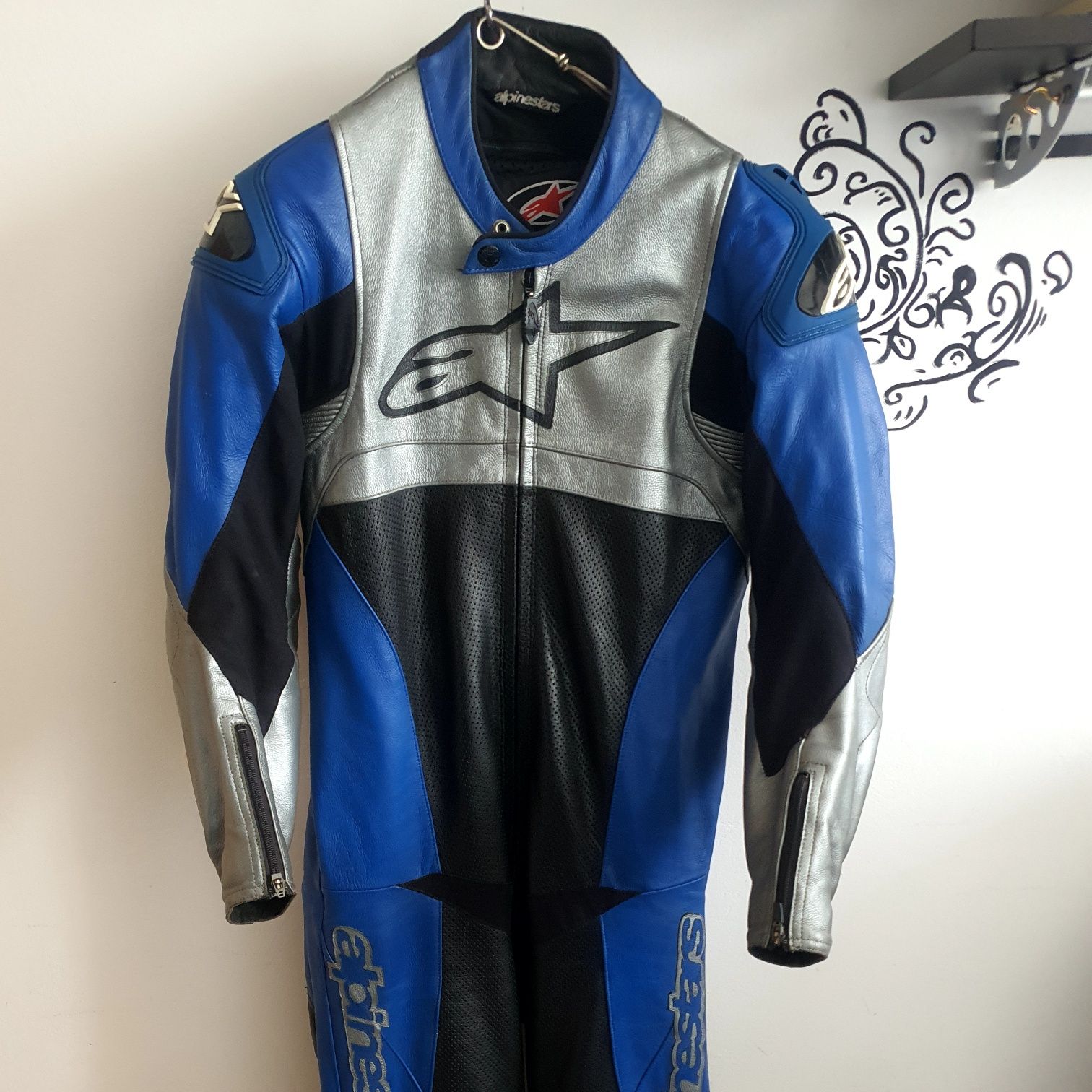 Constum moto Alpinestars, o piesă