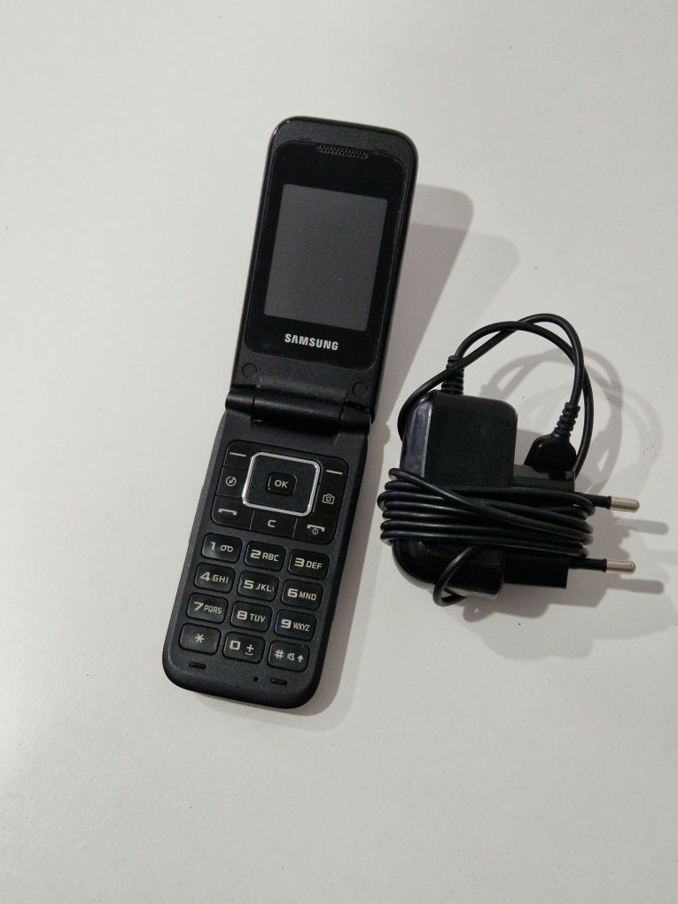 Super telefon cu clapeta  GT-E2530 cu incarcator original al lui.