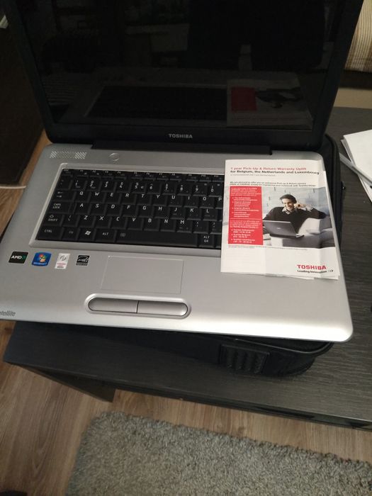 Laptop Toshiba   complect cu geanta transport