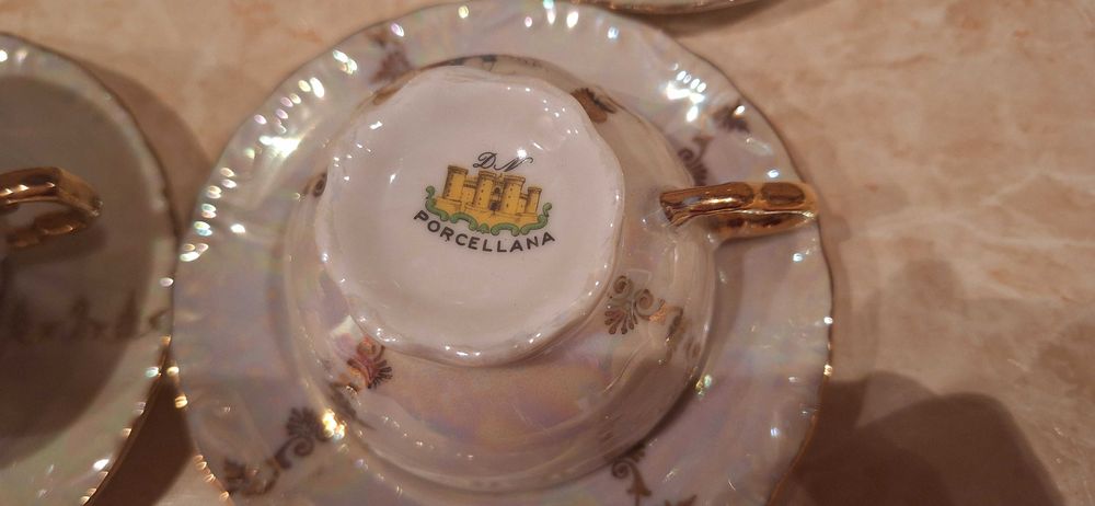 Порцеланен сервиз с чаши и чинийки