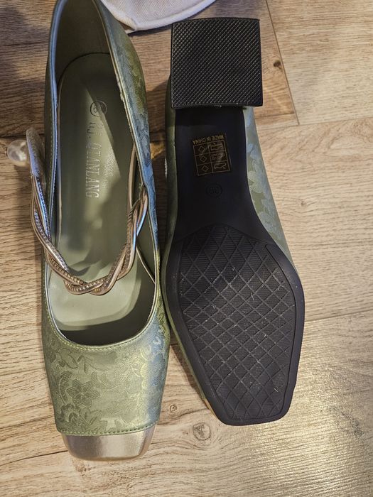 Vand pantofi deosebiti