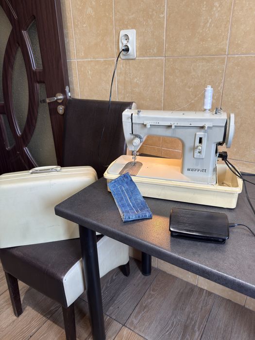 Masina de cusut surfilat si butoniere Singer Merrit Germania