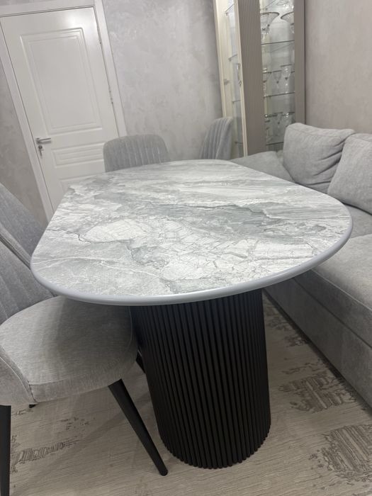 Комплект стулья и стол обеденный, в гостинную