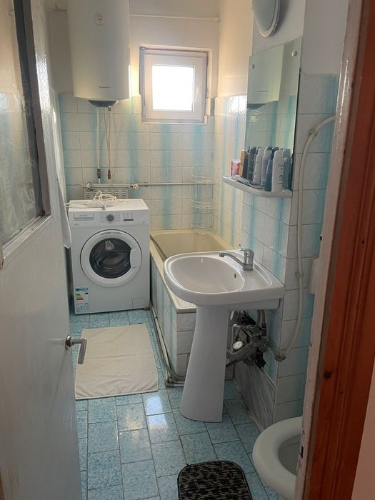 Vand apartament 2 camere, decomandat. Vis a vis de Pizzeria Grigo.