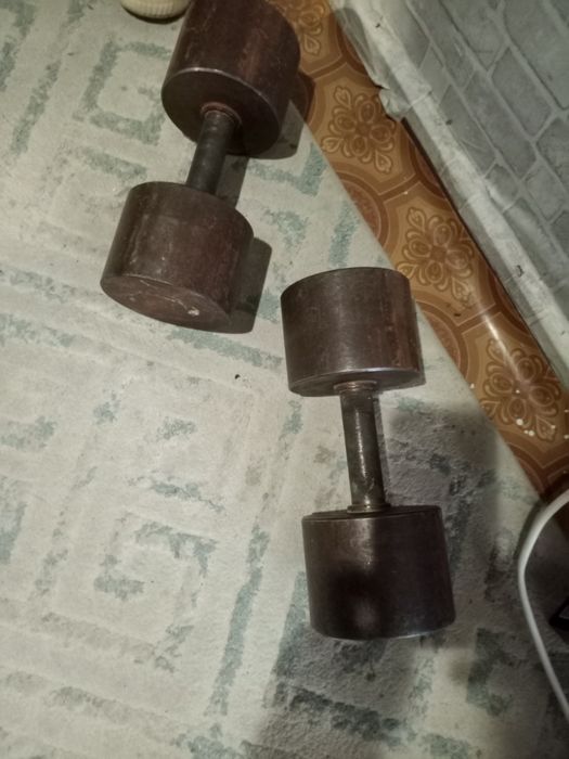 Гантели длфизичнских упражнений.