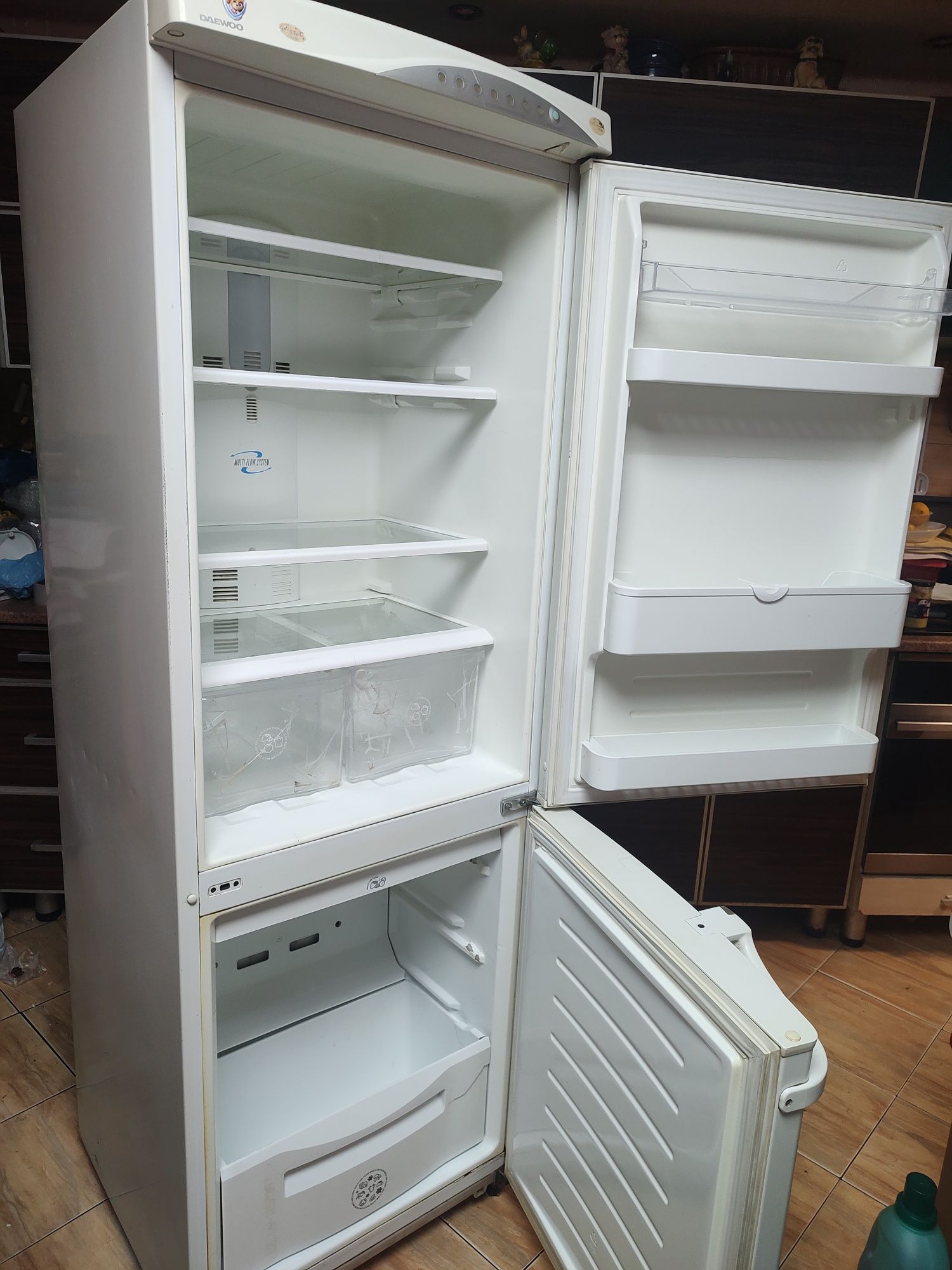 Frigider Daewoo Freezer & Refrigerator