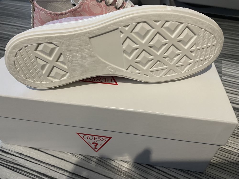Дамски кецове Guess 37