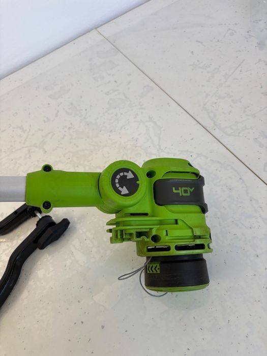 Tăietor de iarbă Greenworks 40V cu roată pentru grădini mici