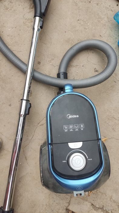 Продается пылесос Midea